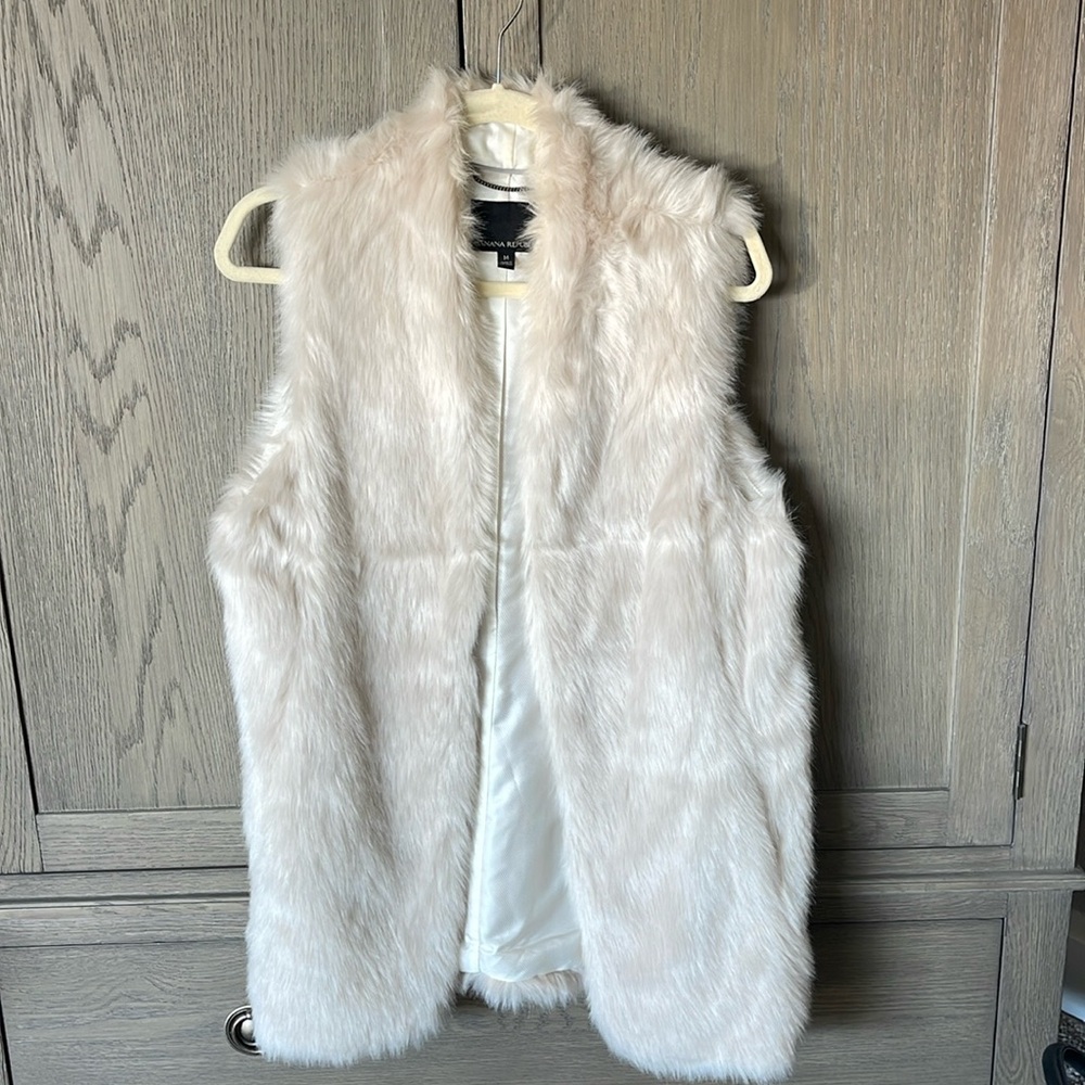 Banana Republic Faux Fur Vest in excellent condition. Wore once, size M.
